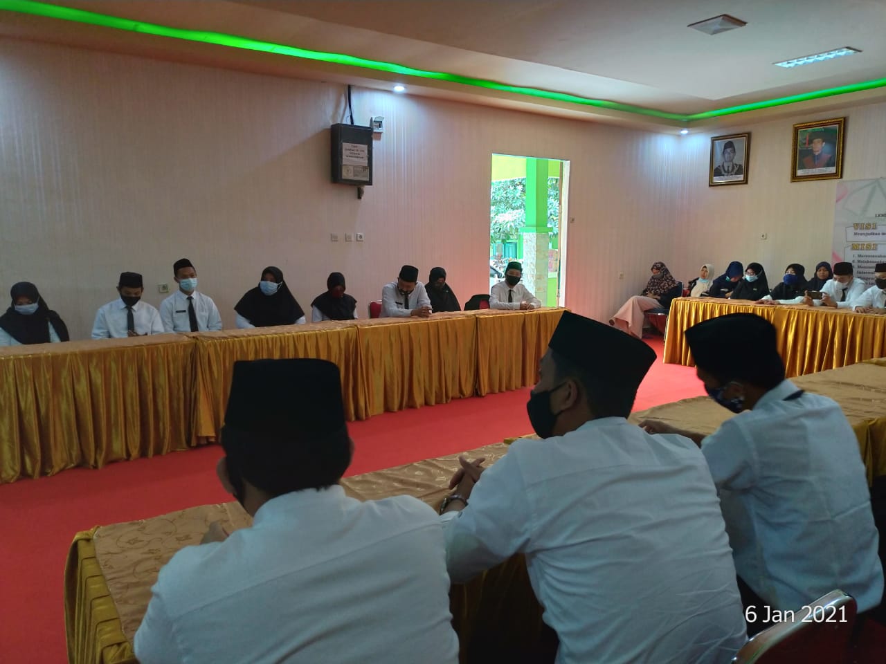 FOTO KEGIATAN RAPAT EVALUASI DAN KOORDINASI DAN PENYERAHAN SK WIYATA BAKTI, SATPAM DAN CLEANING SERVICE TAHUN 2019