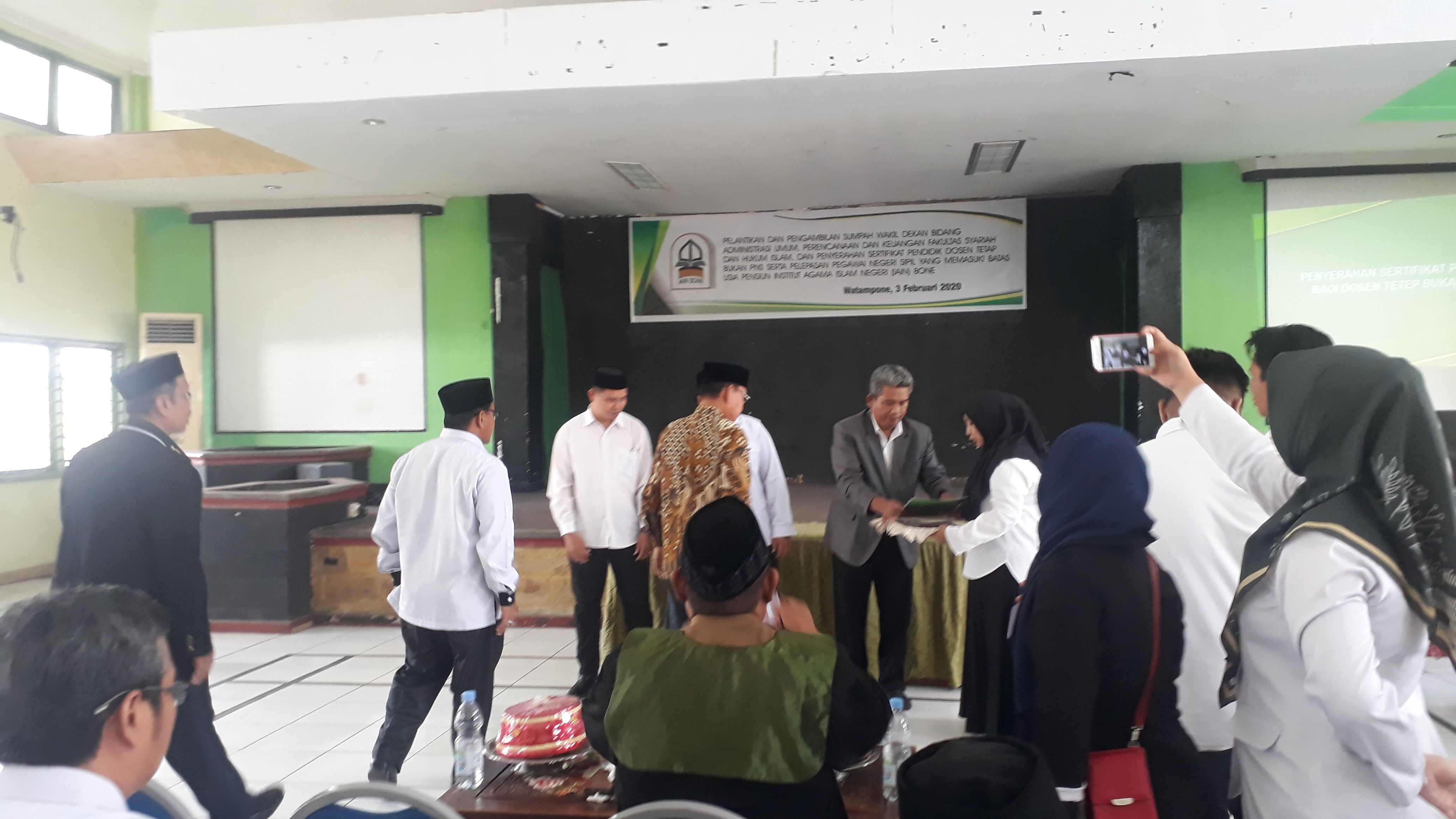 FOTO KEGIATAN RAPAT EVALUASI DAN KOORDINASI DAN PENYERAHAN SK WIYATA BAKTI, SATPAM DAN CLEANING SERVICE TAHUN 2019